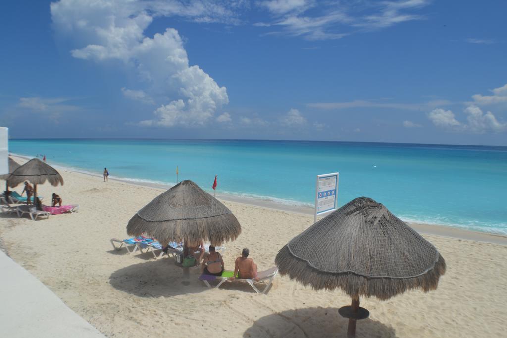 Brisas 10 Beachside Suites 坎昆 外观 照片